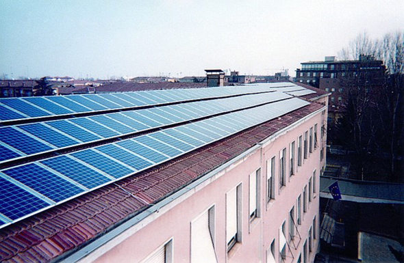 Pannelli solari fotovoltaici in un impianto di medie dimensioni